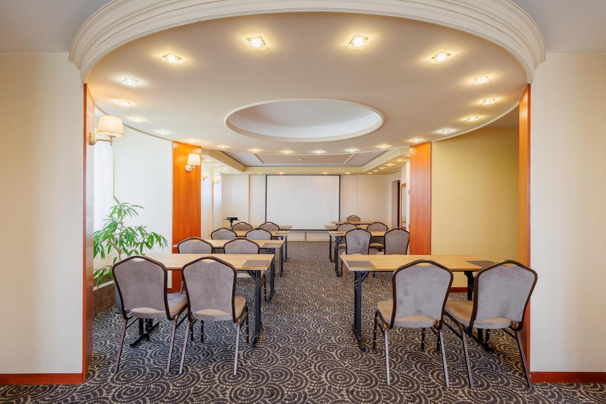 Hotel Cristal Park Tarnów エクステリア 写真