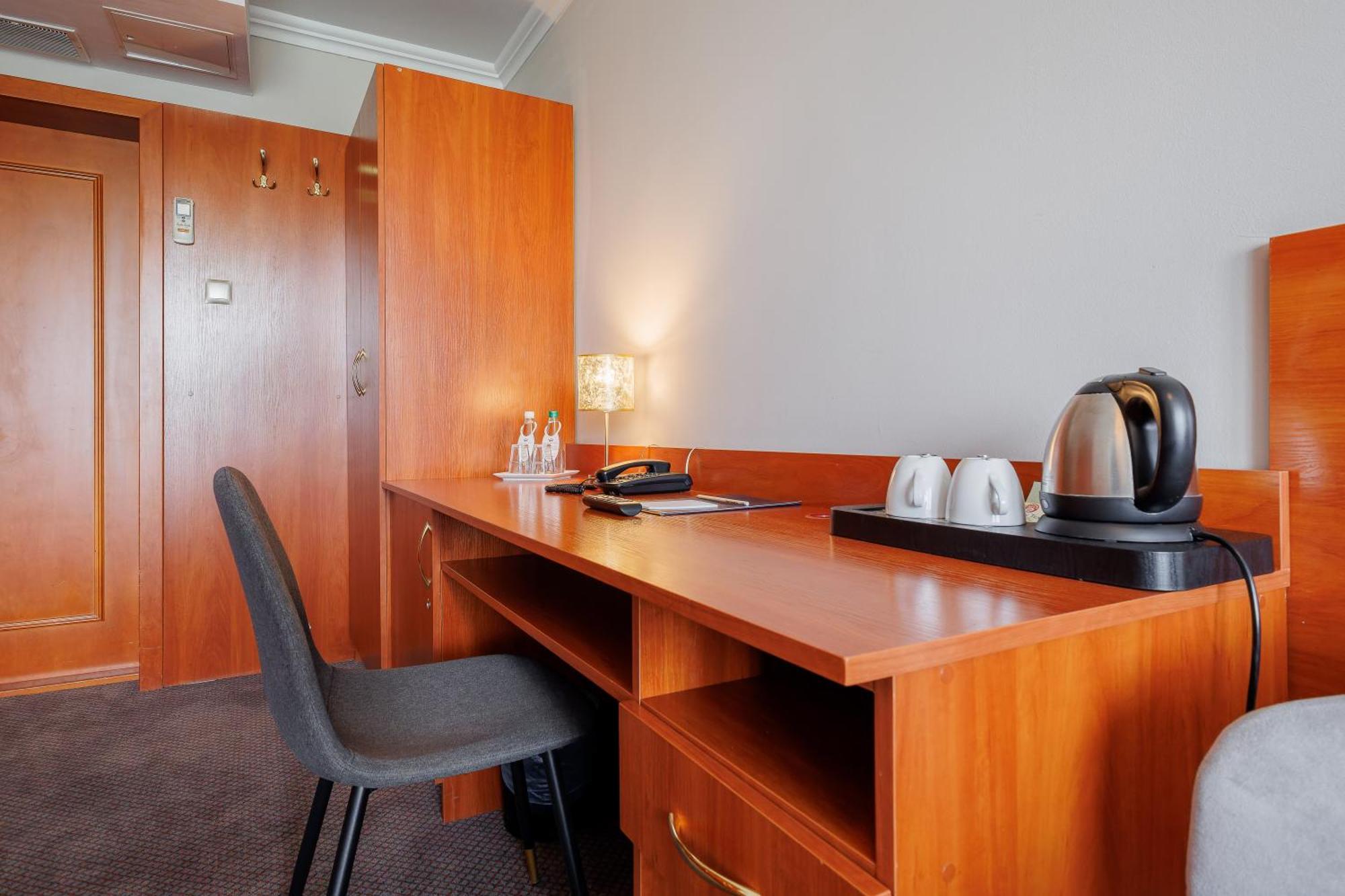 Hotel Cristal Park Tarnów エクステリア 写真