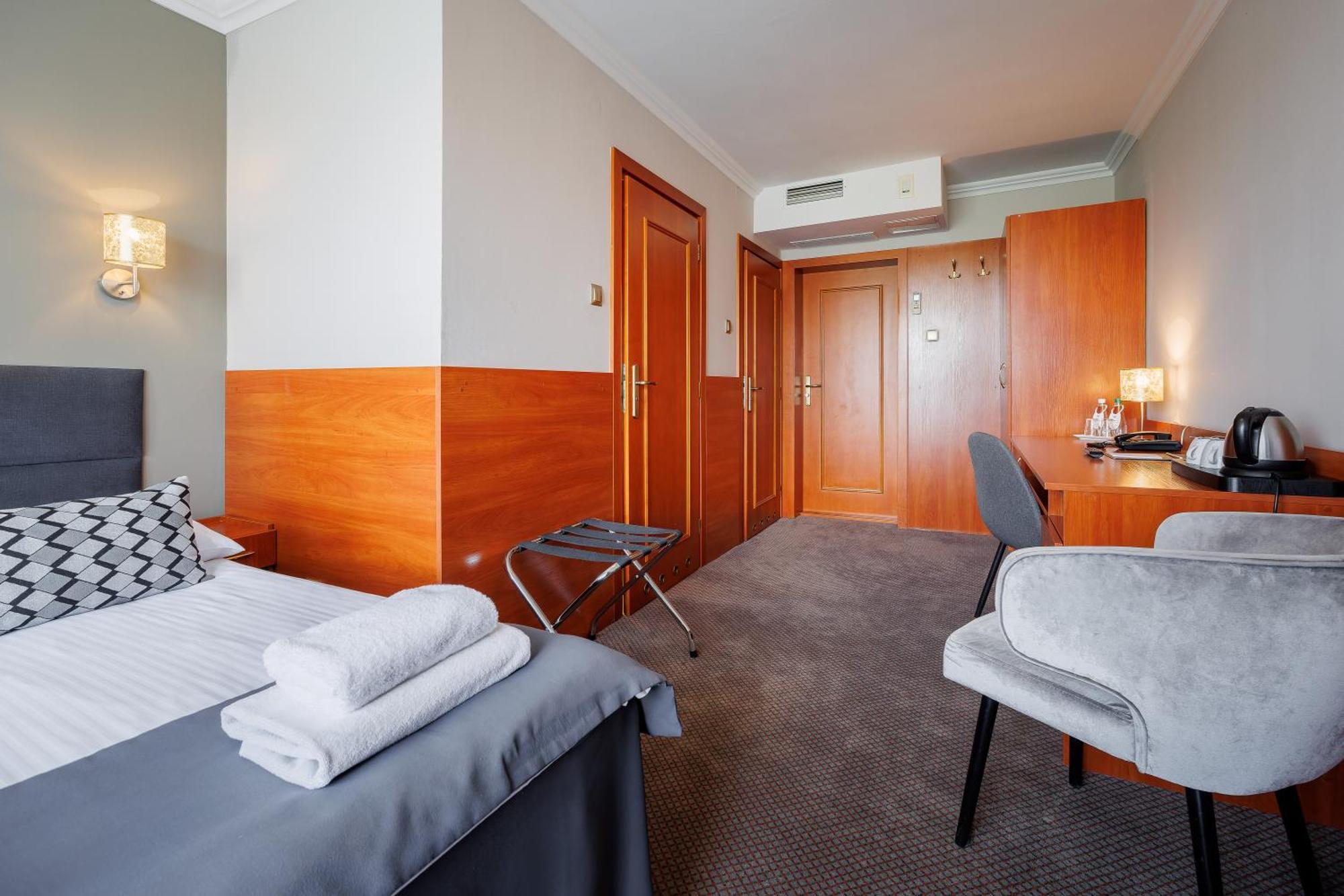 Hotel Cristal Park Tarnów エクステリア 写真