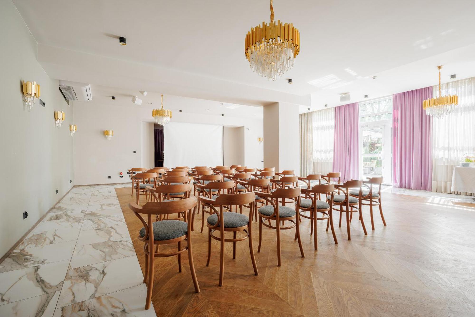 Hotel Cristal Park Tarnów エクステリア 写真
