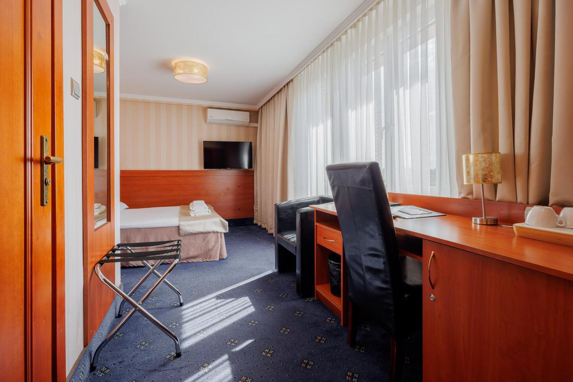 Hotel Cristal Park Tarnów エクステリア 写真