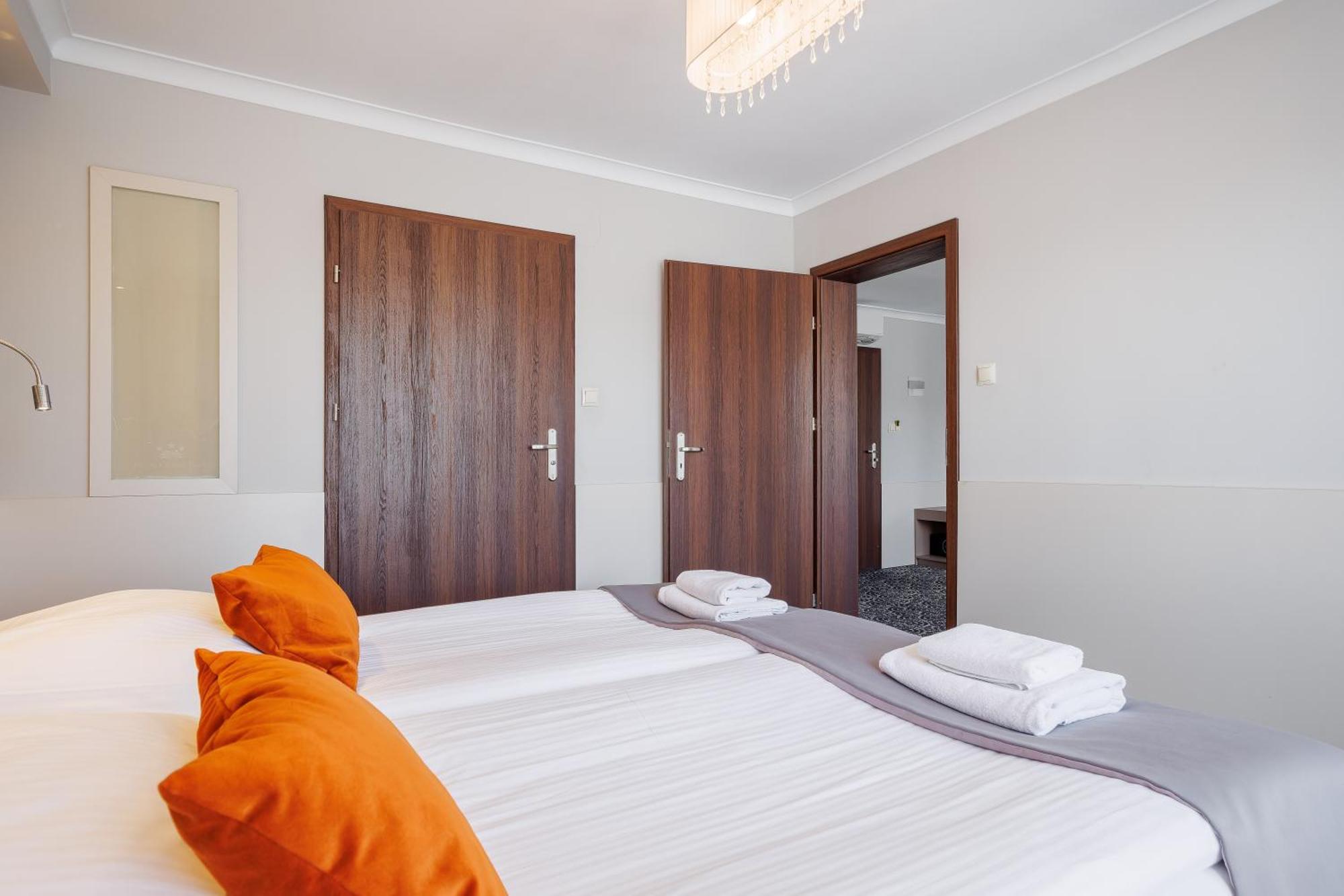 Hotel Cristal Park Tarnów エクステリア 写真