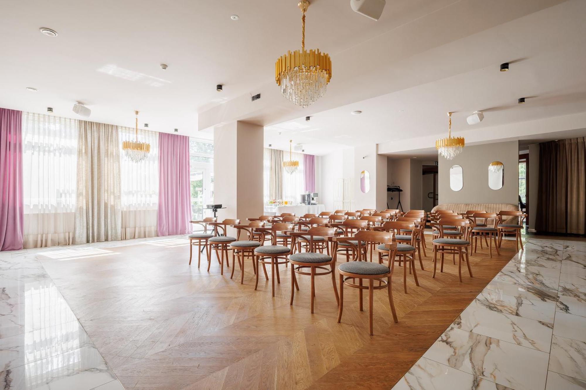Hotel Cristal Park Tarnów エクステリア 写真