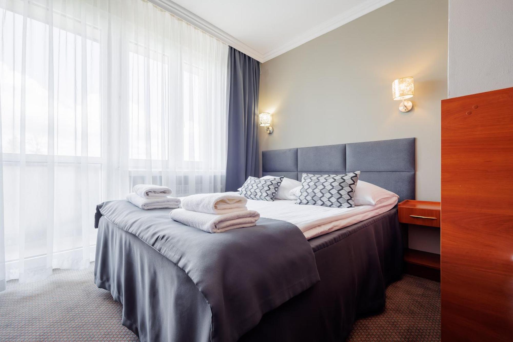 Hotel Cristal Park Tarnów エクステリア 写真