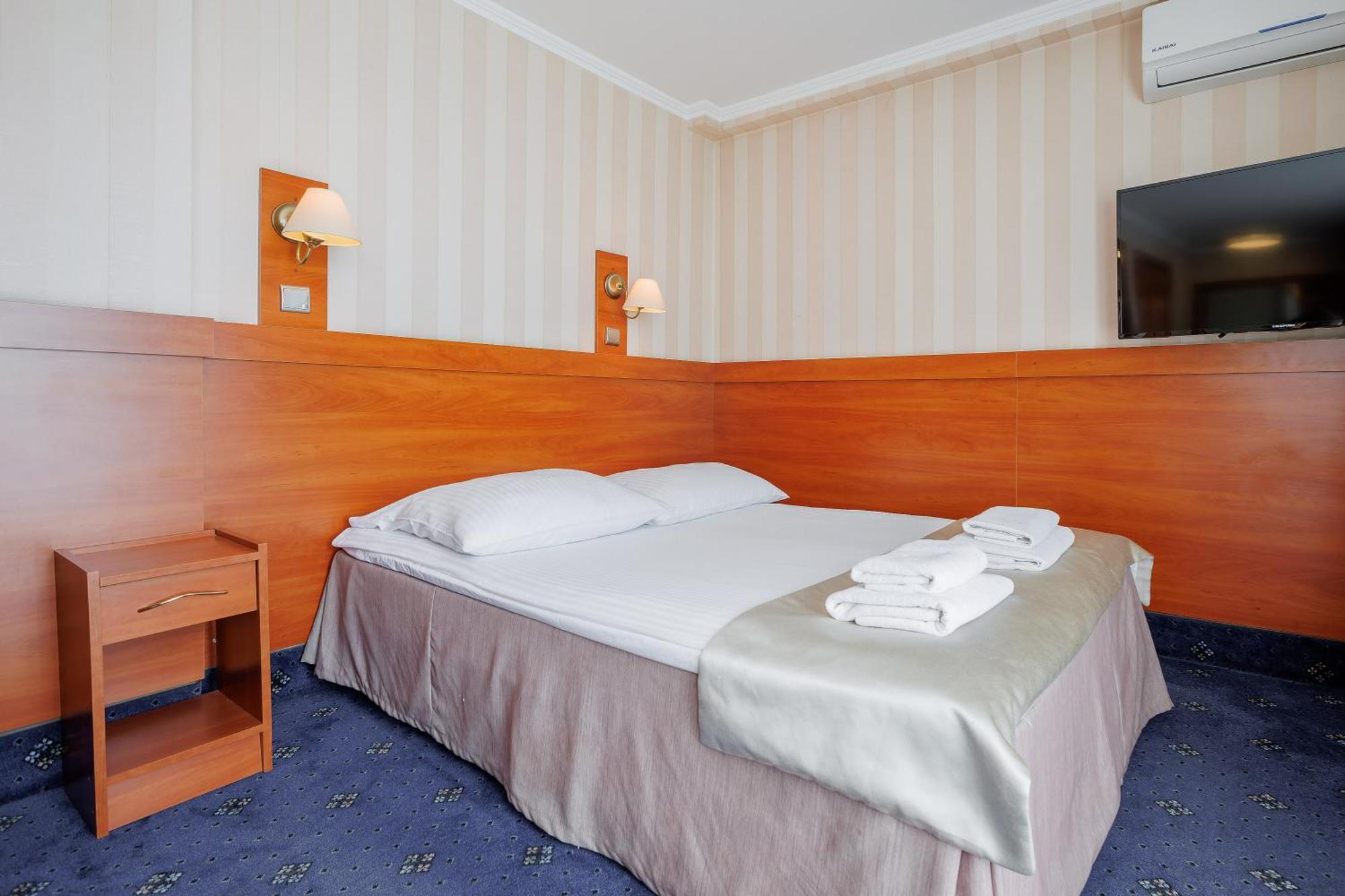 Hotel Cristal Park Tarnów エクステリア 写真
