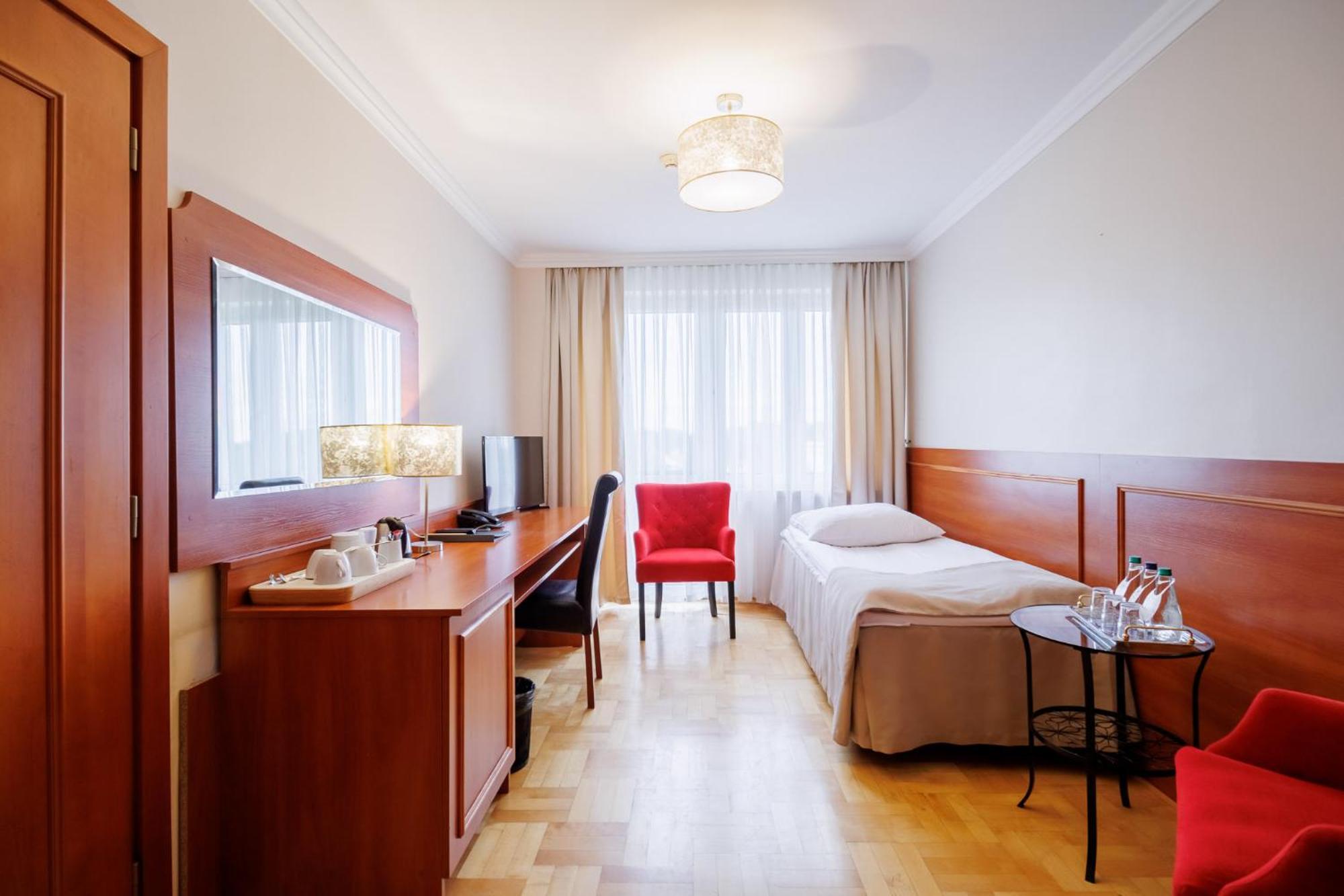 Hotel Cristal Park Tarnów エクステリア 写真