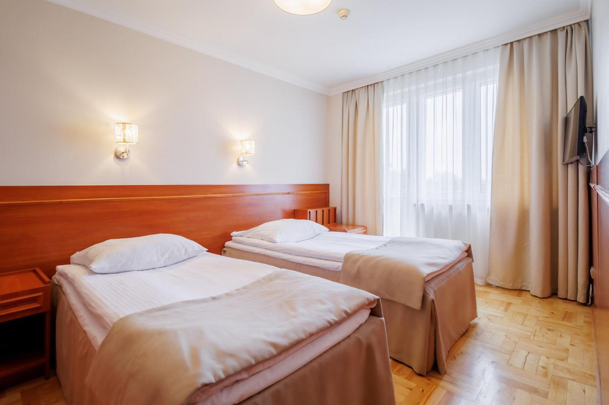 Hotel Cristal Park Tarnów エクステリア 写真