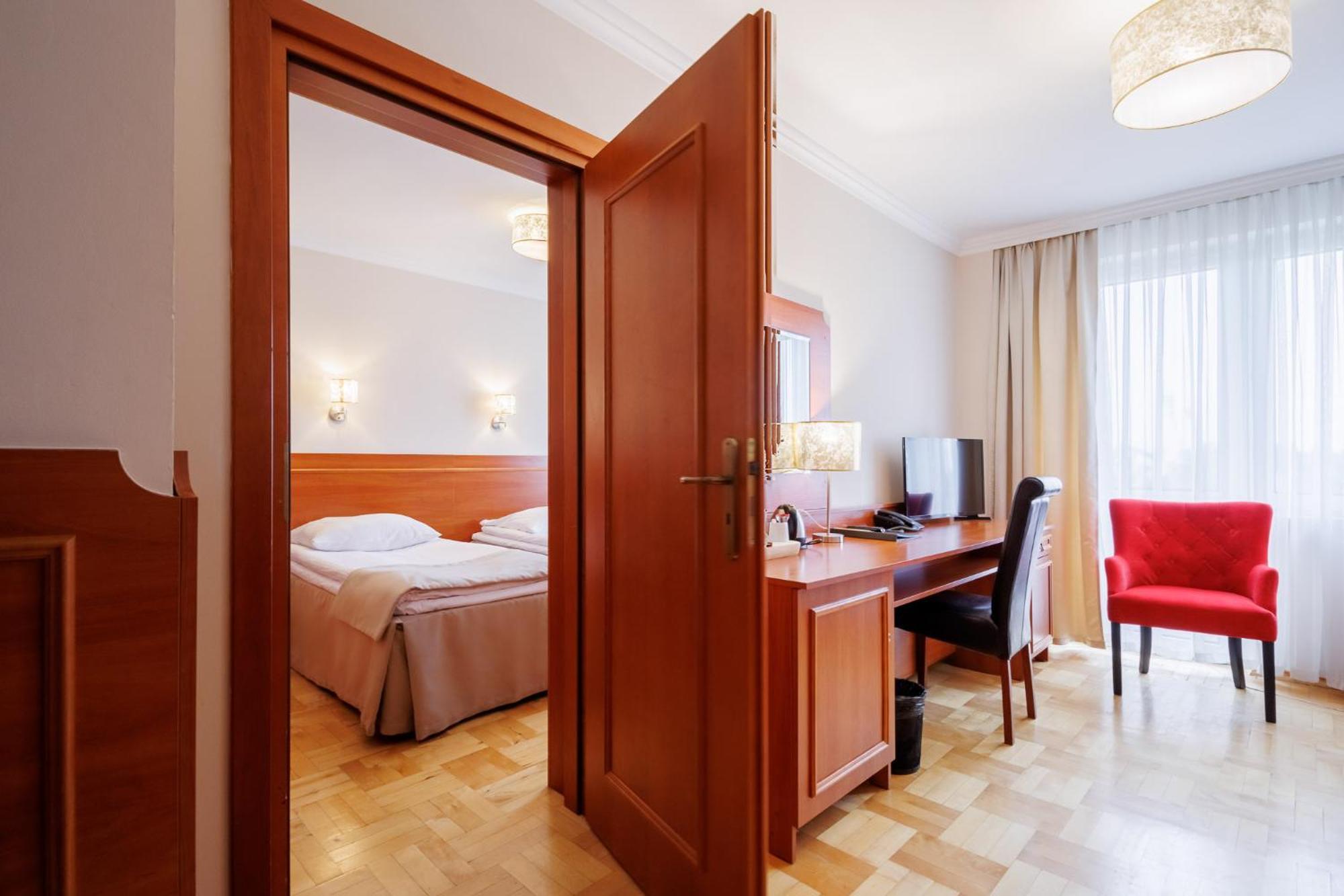 Hotel Cristal Park Tarnów エクステリア 写真