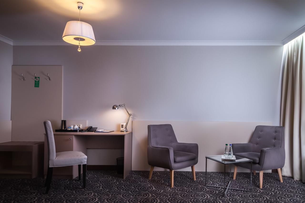 Hotel Cristal Park Tarnów エクステリア 写真